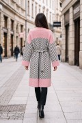 Дамска дълга жилетка с геометрични мотиви и колан в розово и сиво - код 4551 Дамска дълга жилетка с геометрични мотиви и колан в розово и сиво - код 4551